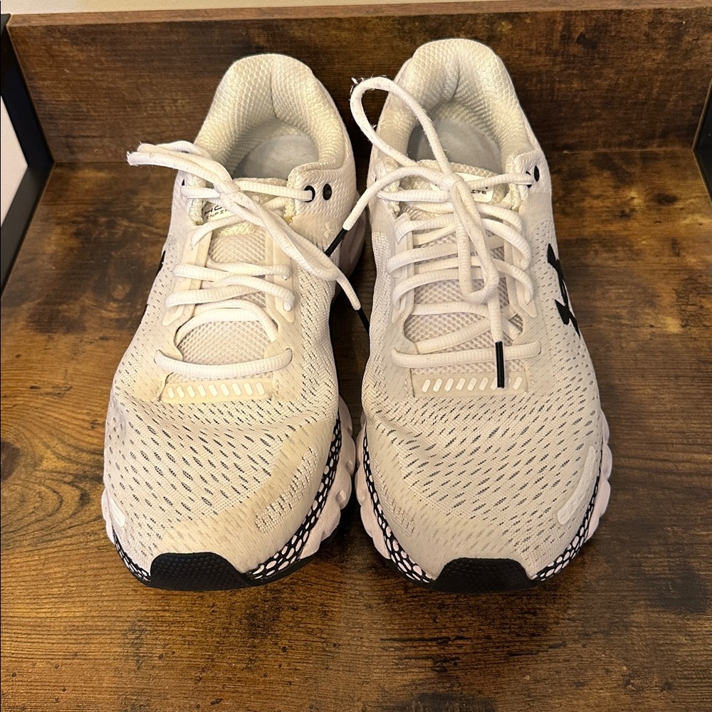 Under Armour Hovr Infinite 2 Sneaker Black and White Size 10.5 - Picture 3 of 8
